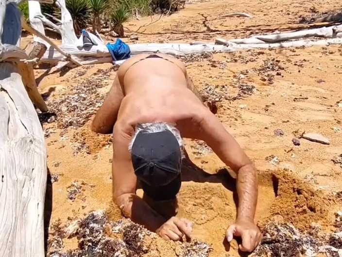 Ladysilvas: Ladysilva穿着性感内裤在海滩上炫耀她的热辣屁股