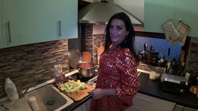 MilfyCalla: Гра на кухні в червоній і золотій сукні - лупцювання, мінет, раком та інтенсивний оргазм 298