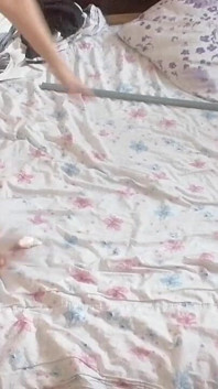 Massagem sensual de um casal quente com óleo no corpo