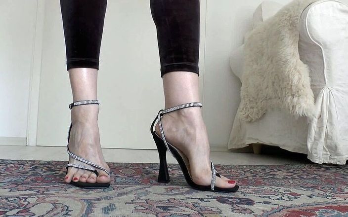 Lady Victoria Valente: Sandale sexy cu tocuri și protecții de degetele de la picioare