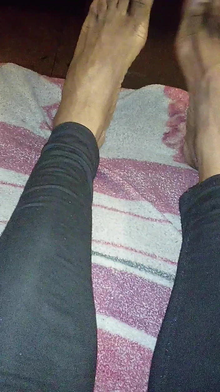 SweetDWillie456: 长腿 厚大腿 漂亮的脚 Femboy 底部 脚 恋物癖