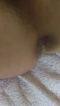 复古twwink男孩玩弄并展示他热辣的粉红色混蛋准备肛交