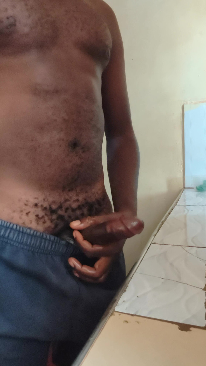 Kenyandick: Iubit solo masturbându-și pula tare devreme dimineața și a lansat o încărcătură...