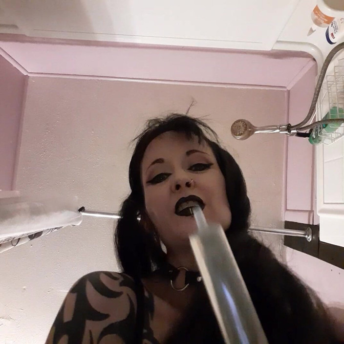 PandoraSG: Hình phạt đi tiểu Goth, xì hơi &amp; tôn thờ đít