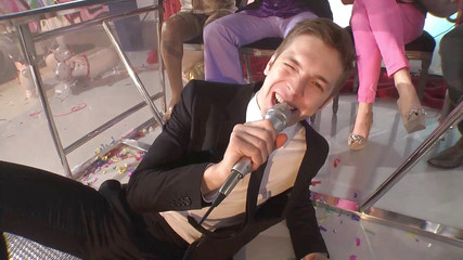 Rocco Siffredi porn: Brunetka s vysokými podpatky šuká na stole