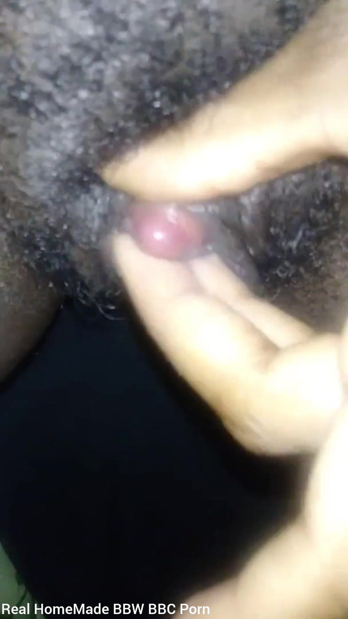 Super sexy ebony cuties: Close up - aku lagi asik ngocok klitoris besarku sampai belepotan