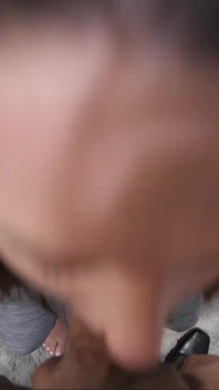 Je sors d’un arrêt avec une pipe et du sperme sur mes semelles