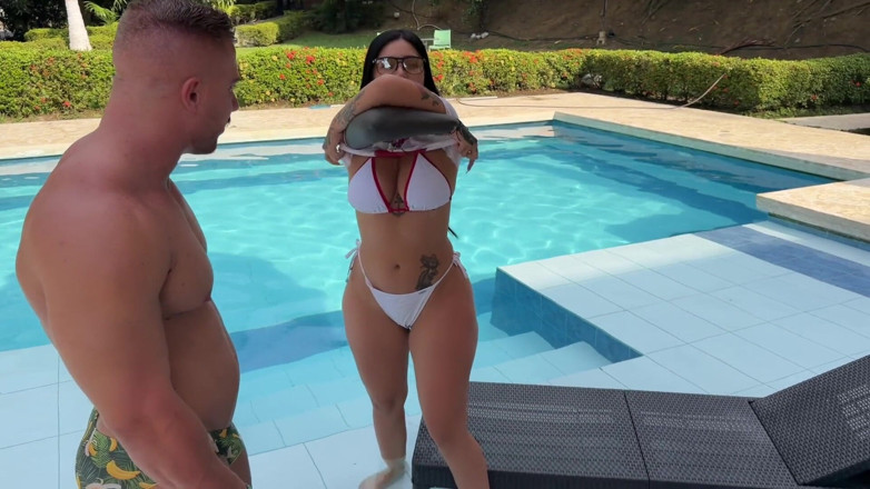 La Rola: Italiano Musculoso Me Acompanha E Me Fode Na Piscina Enquanto...