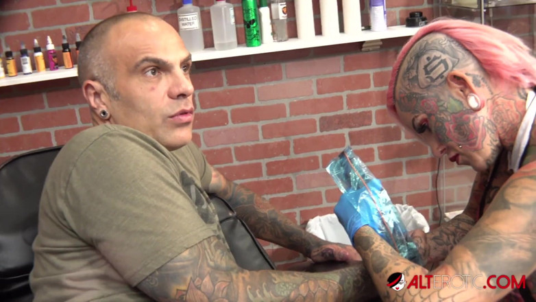 Alt Erotic: Grande peituda Evilyn Ink tatua Sascha e depois é fodida