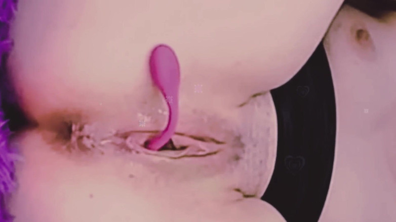 Nicolette69w: 彼女はオーガズムに達するまでディデロとバイブレーターで遊んでいました