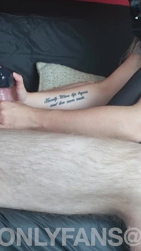 Footjob pinggiran amatur dan handjob dengan alat penggetar. Pancutan mani besar-besaran dan handjob selepas pancutan mani