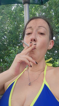Grande ouverte pour attraper ma fumée expirée