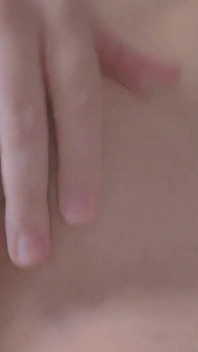 Echtes Amateur-mädchen Zeigt Ihren Süßen Körper Und Masturbiert