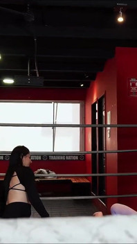 J’ai mis ma bite dans mon élève de boxe et elle aime ça
