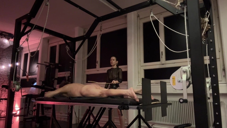 Miss Flora: Caning per la dominazione femminile - 150 colpi di bacio per il...