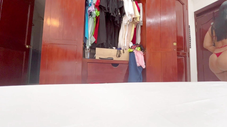 Katrina4deluxe: Горничная с большой соблазняет, переодеваясь