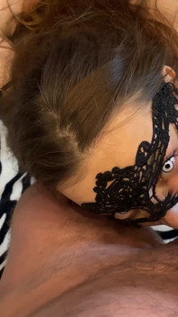 Domowe niechlujne głębokie gardło obciąganie od przykutej dziwki