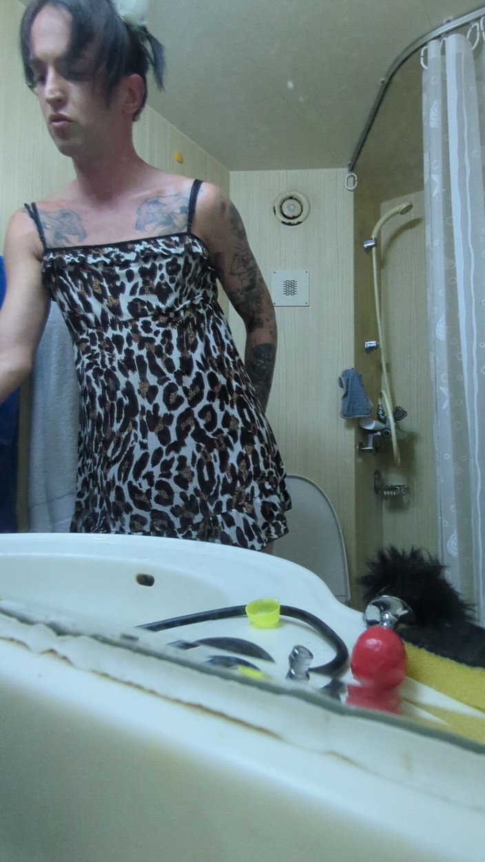 Sisssyl: 肛门 Femboy 浴室