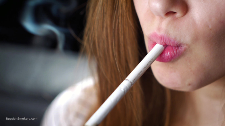 Russian Smokers: Une beauté russe douce fume une cigarette, moments calmes