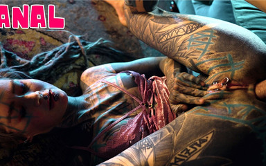 Z-Filmz: बीडब्ल्यूसी सुरक्षा ने टैटू वाली लड़की को अपनी चूत को इतना अच्छा चोदते हुए पकड़ा ताकि वह उसकी गांड चुदाई करे