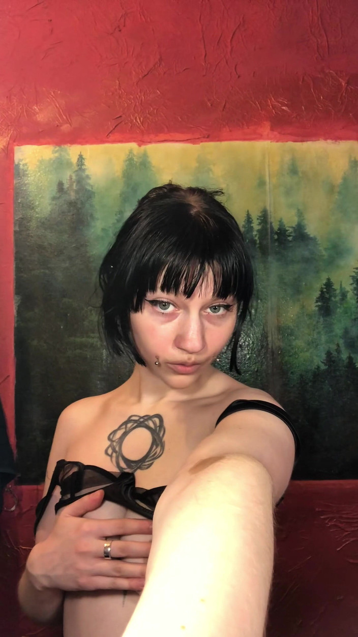 SynergyVibe: 一个女孩尝试扮演秘书的角色，深喉和狭窄的阴户