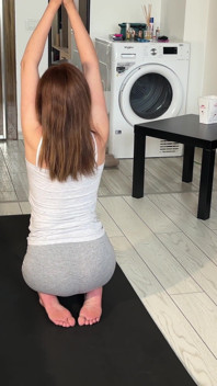 Awek putih dengan pantat besar dalam sesi kentut yoga