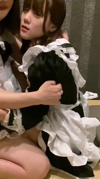 Transsexuali se bronzează pe servitoare!