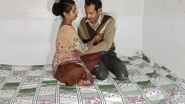 Desi Bhabhi Neha: Amateur esposa consigue follada en el piso caliente de la...
