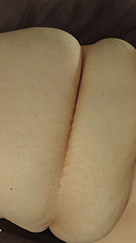 La vecchia figa grassa e succosa della vecchia donna con il velo ama mostrare le sue tette grandi e il suo culo enorme per masturbarsi incoraggiamento - la bbw sSBBW