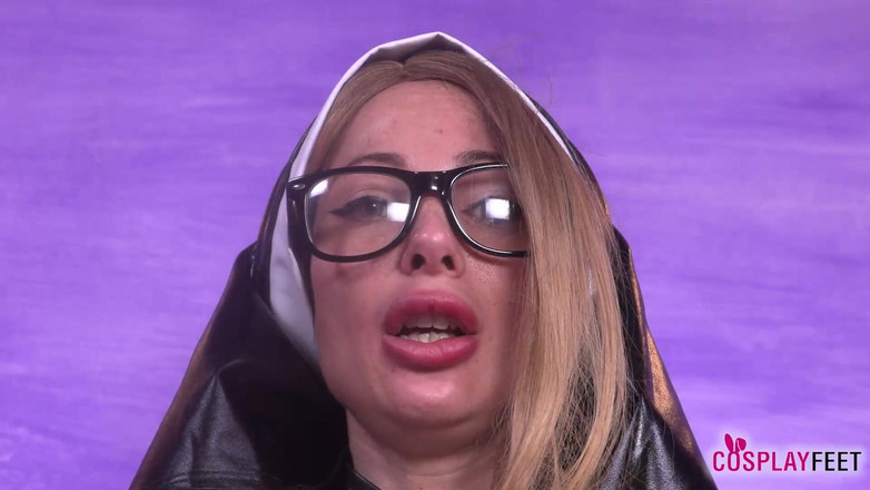 Feet & Cosplay: Блондинка-бомба Ані як сексуальна черниця в чорних панчохах