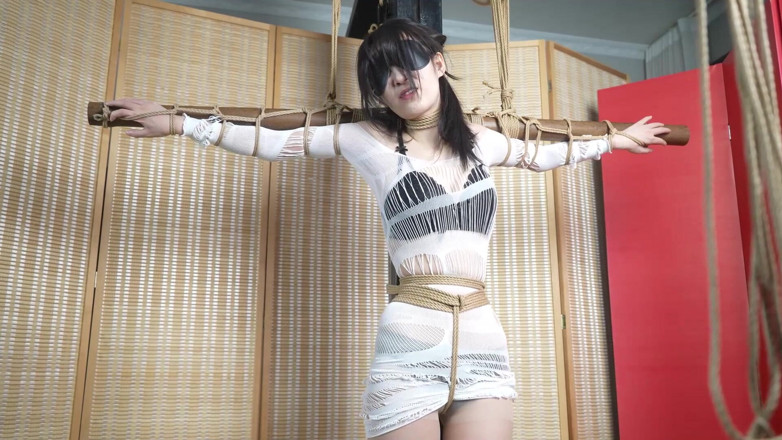 Aisan girl bondage: Xr32 - fessele das mädchen an das kreuz
