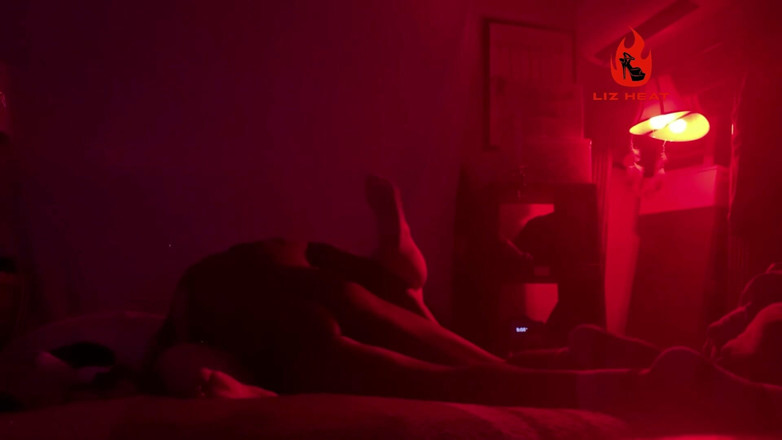 Liz Heat: Esposa puta madura - noche de luz roja