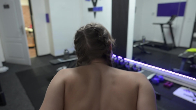 SandraSugar: 체육관 POV - 운동 후 털이 무성한 보지를 따먹는 트레이너