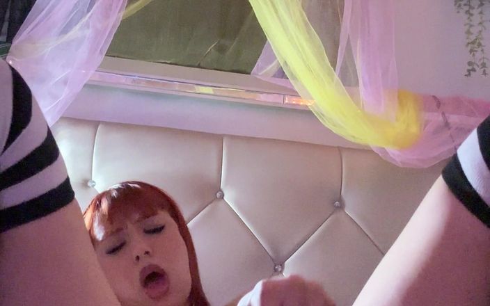 Daily Smoke: Dormitorio íntimo solo con vibrante juguete sexual (Scarlett Hart)