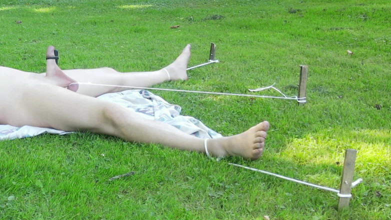 Slavewithnoname69: Hetero in bondage buiten slaaf gemolken vernedering
