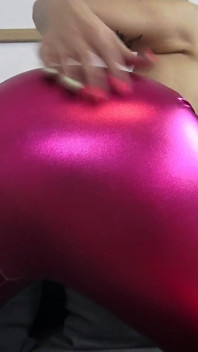 Bochtige kont schudden en pov gezicht zitten in zwarte leggins en glanzende spandex leggins Bei grote kont Amazone Amanda.