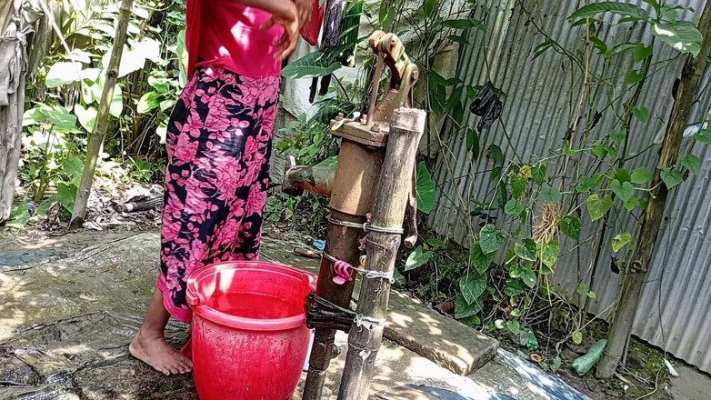 Real Time Enjoy: Aku menyetubuhi saudara tiri desaku di luar ruangan saat dia...