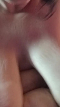Puttana in topless cavalca cazzo cash e sborra sul suo cazzo come un dolce tesoro