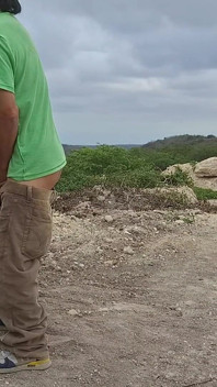 Un țăran pervers găsește o elevă frumoasă în uniformă la țară și o seduce ca să facă sex cu ea