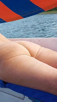 Mulher madura completamente nua em um navio à vela!