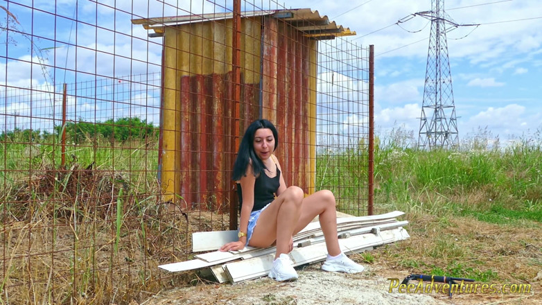 Pee Adventures: Si rambut coklat seksi cuba keras untuk mengosongkan pundi kencingnya...