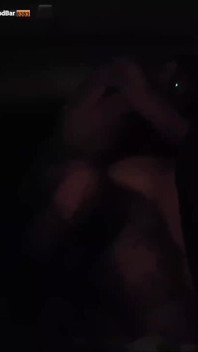 Téměř nahá v autě při tom, jak si vezme všechny 3 díry!!