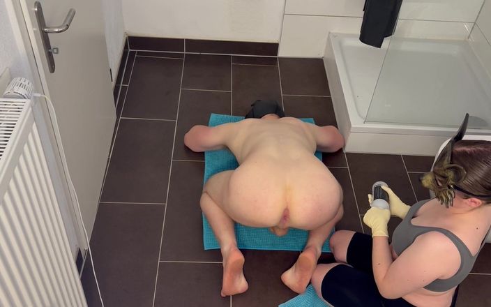 Sophie-Dom-98: Fisten sono badezimmer