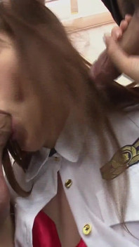 日本警察女孩在热辣的群交中潮吹并让她毛茸茸的阴户被填满