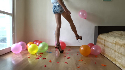 Monica Crush: Bóng bay xuất hiện với đôi giày cao gót của tôi