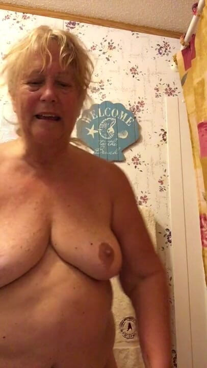 Big Ass 4 U: Nikki ile gel seksi bir duş al
