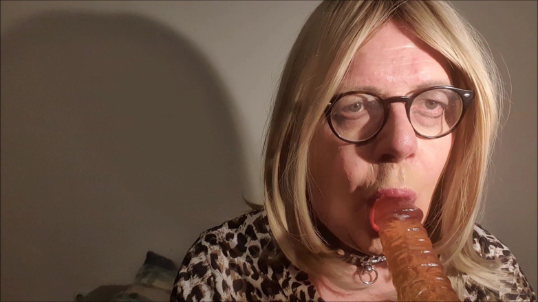 Christiane Cocks: Los Chupapollas Reales Entrenan Duro - Entrenamiento De Garganta Con Consolador...