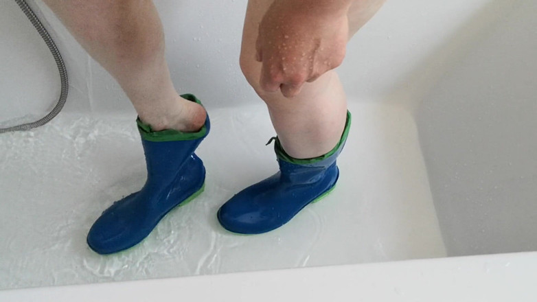 Bouncy Tits Action: Rubberboots in bathtube