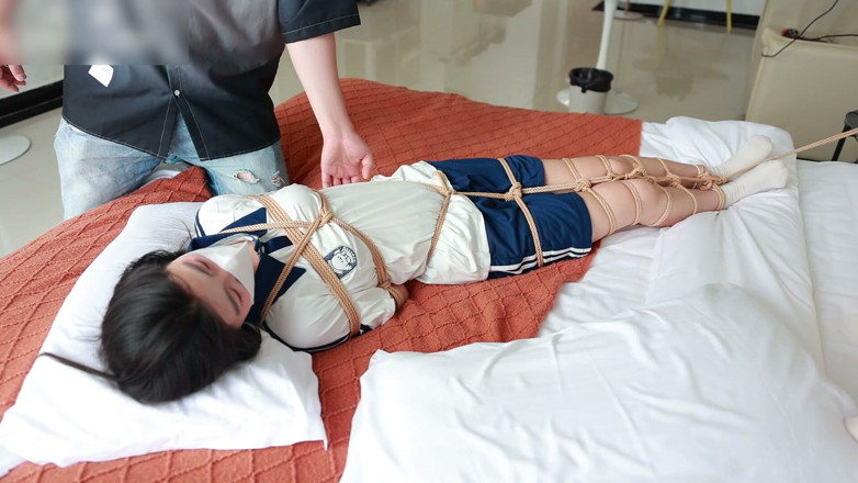 Asian bondage: Невинну подругу зв'язують мотузками в її студентській формі