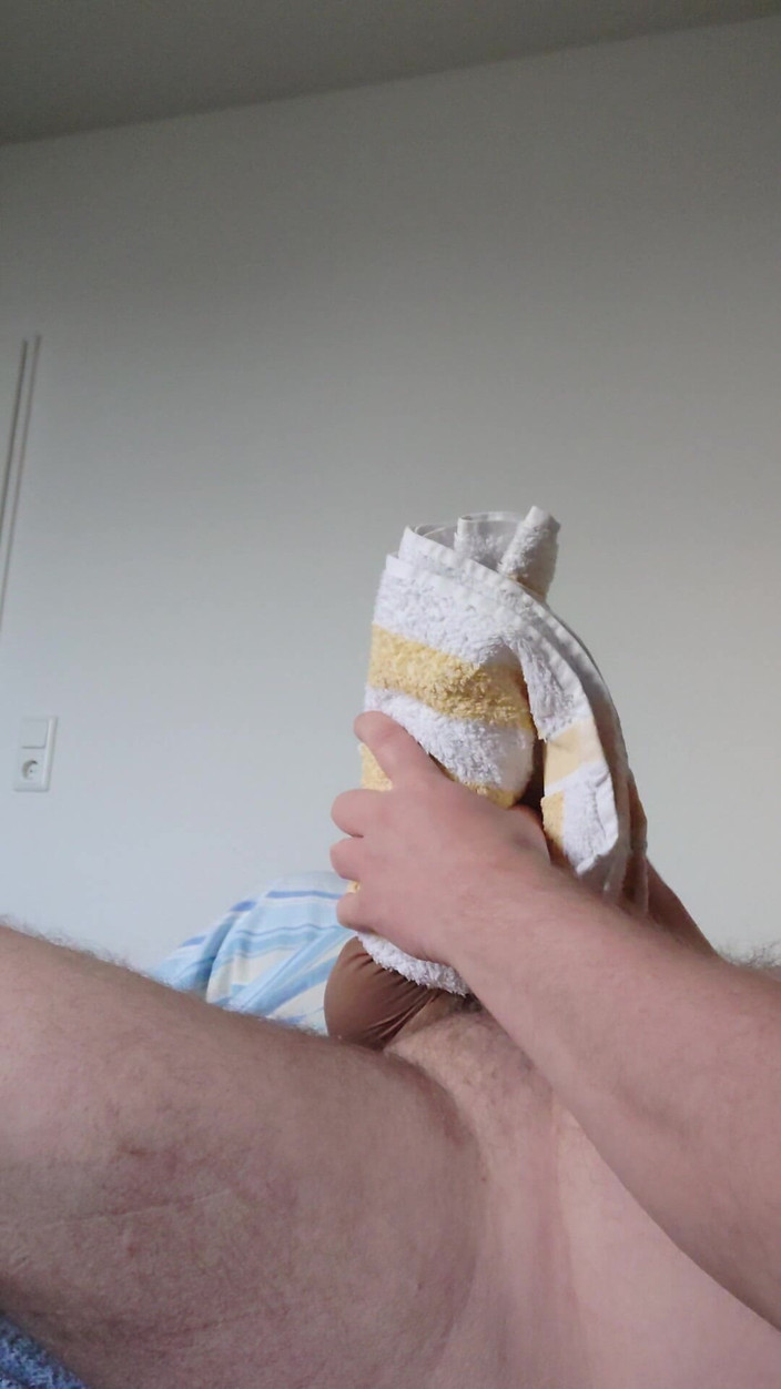 Carmen_Nylonjunge: Towel Wichs Con Preservativo De Medias